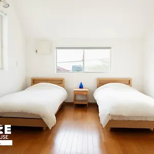 Gloce葉山サンセットハウスmorito L バルコニーから葉山の海と町を一望 小型犬玄関と庭のみアクセス可 アパート 葉山町